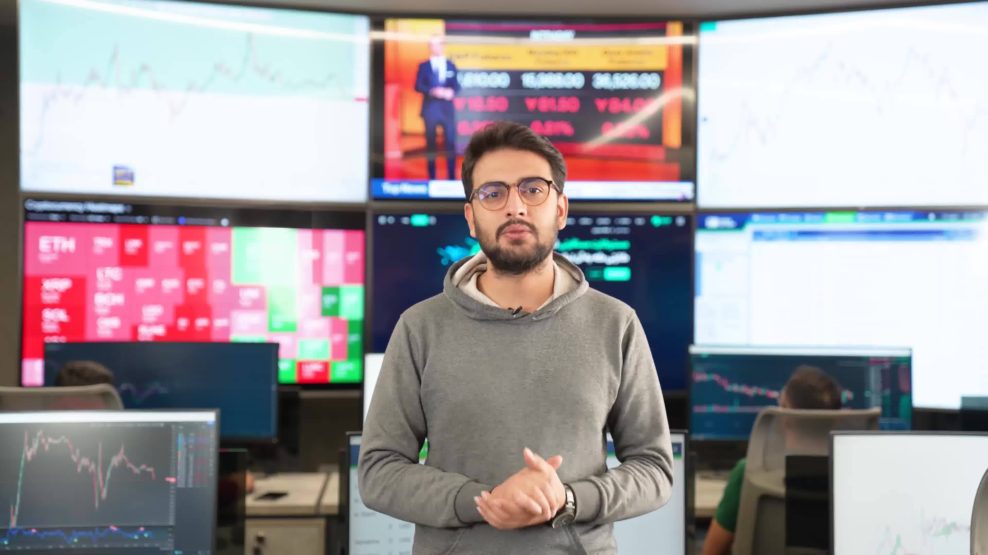 معرفی بهترین وب‌سایت‌های ارائه تحلیل فاندامنتال | او ام پی فینکس